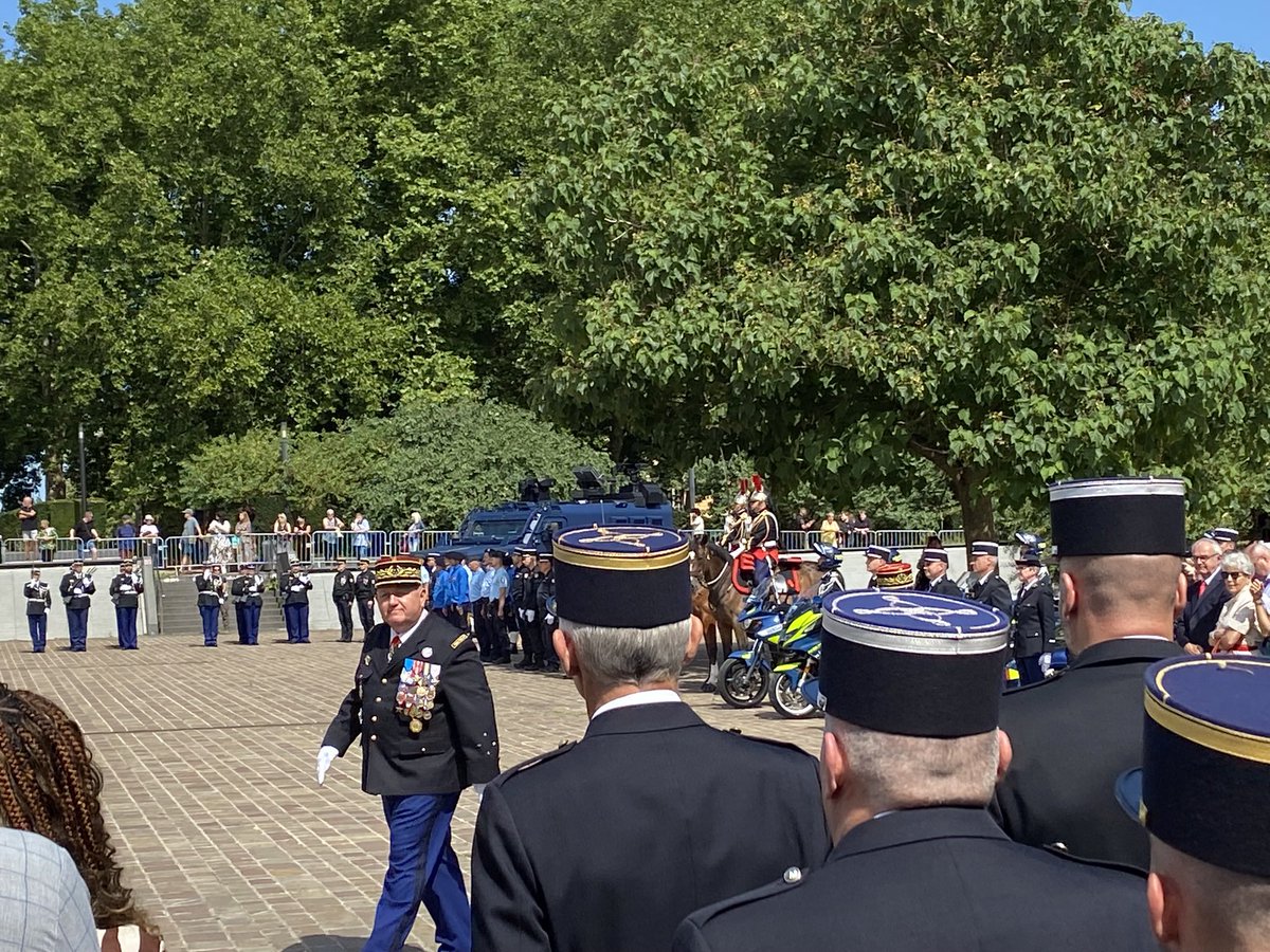 SecurityDriver1's tweet image. Ce matin, le 3 juillet, les équipes de MCS ont eu l’honneur d’assister à la cérémonie d’adieu aux armes du général de corps d’armée Olivier KIM commandant de la région de gendarmerie du Grand Est et de la Gendarmerie pour la zone de défense et de sécurité Est.