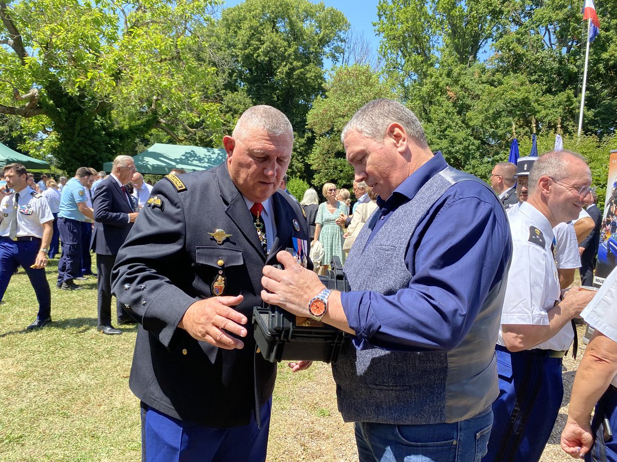 SecurityDriver1's tweet image. Ce matin, le 3 juillet, les équipes de MCS ont eu l’honneur d’assister à la cérémonie d’adieu aux armes du général de corps d’armée Olivier KIM commandant de la région de gendarmerie du Grand Est et de la Gendarmerie pour la zone de défense et de sécurité Est.