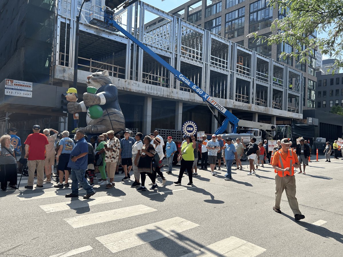 MidAmCarpenters's tweet image. The #Local13 picket at 629 W. Lake Street had some extra bodies last week-- retired members from the UAW who were visiting the nearby Haymarket Memorial. We always love seeing Union solidarity at its finest! Thanks to our Brothers and Sisters for joining us in our fight for fair