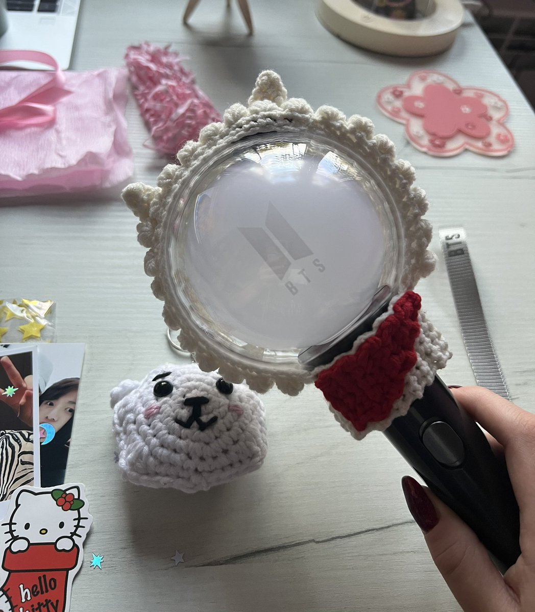 moonimalistic's tweet photo. moja army bomda w końcu ma swoje ubranko 🥺💜 oczywiście musiał to być RJ ✨ bardzo dziękuję @_sana_95 
i serdecznie polecam!!!!! 💜 https://t.co/OPntwlr3N4
