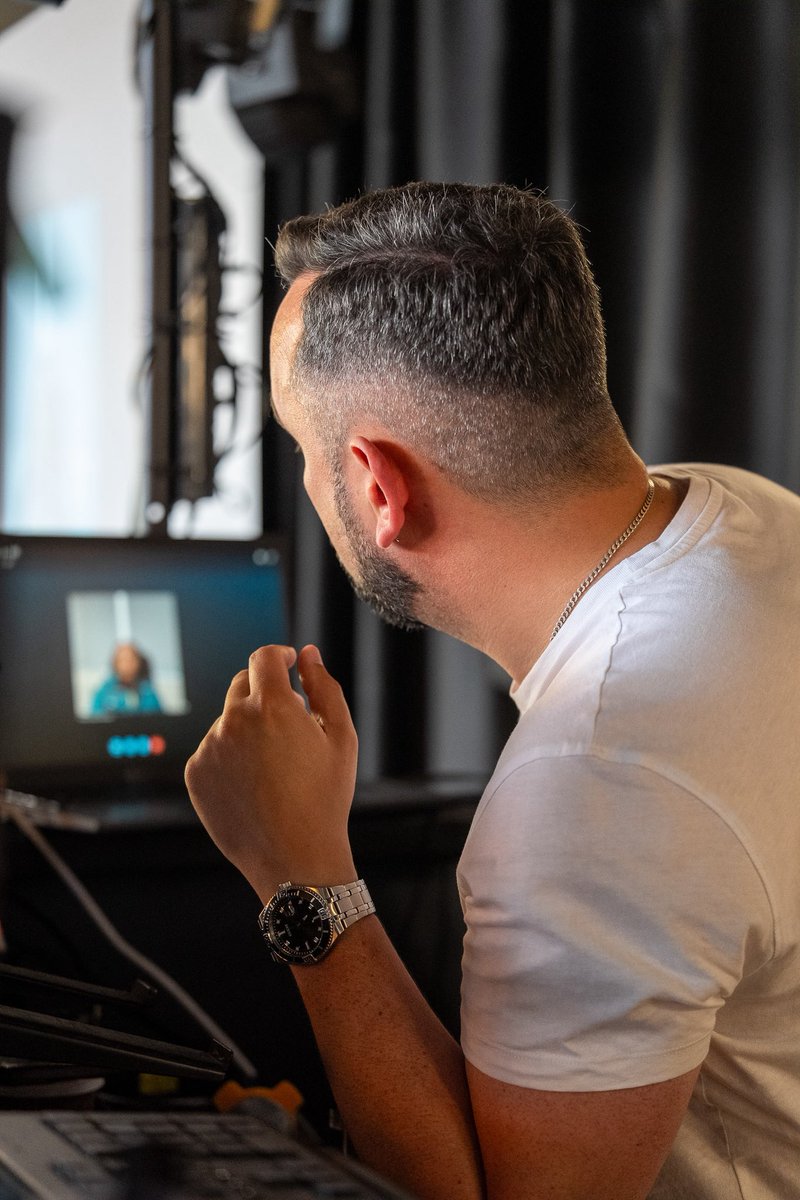 Фотограф скинула репортаж с недавнего проекта, в том числе кучку моих фоток. Мне из них больше всего понравилась фотка сзади 🤦🏻