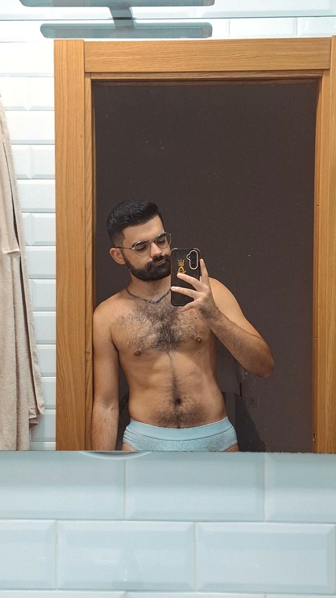 Pelito: ✅️
Barba:❌️
Pierna peluda: ❌️
