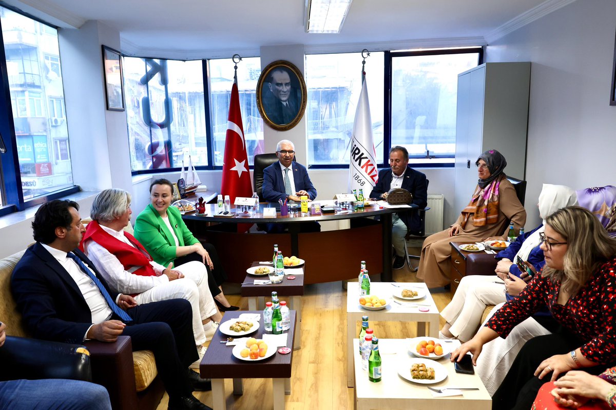 Genel Sekreterimiz Ramazan Saygılı ve İstanbul İl Merkezi Başkanımız  Burcu Kösem, Yönetim kurulu üyelerimiz, Zeytinburnu Şubemize bir ziyaret gerçekleştirdi. Ziyaret sırasında, devam eden çalışmalar üzerine görüş alışverişinde bulunuldu, yeni dönem için başarı dilekleri iletildi