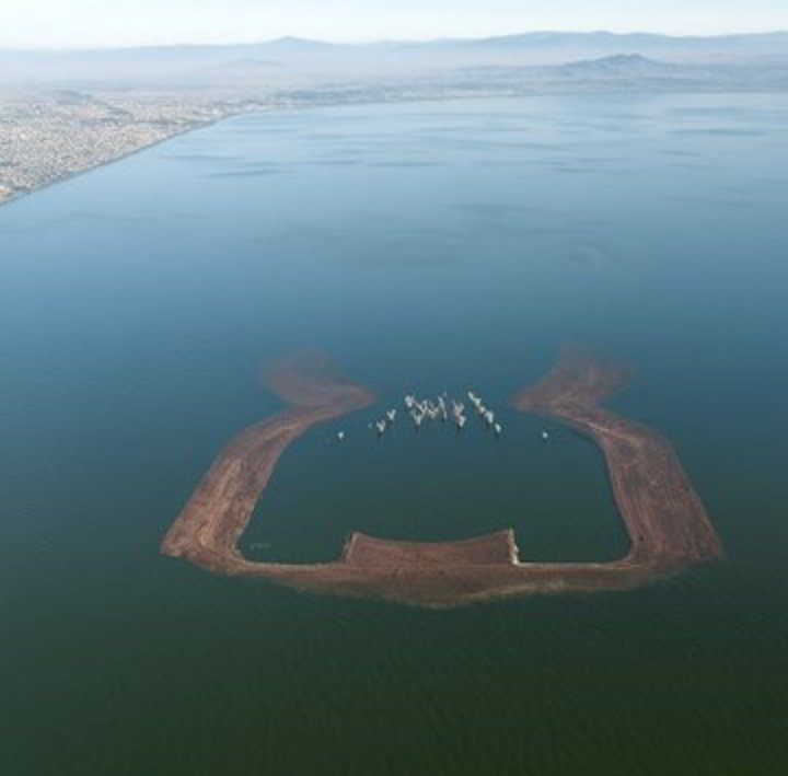 A todos los lame huevos chairos les dieron instrucción de compartir una imagen claramente falsa (para la gente que piensa) del "lago de Texcoco" para ser el tema a comentar.

Se inunda más dos bocas y según ya está terminada.

¿Por qué ahora, de qué quieren desviar la atención?