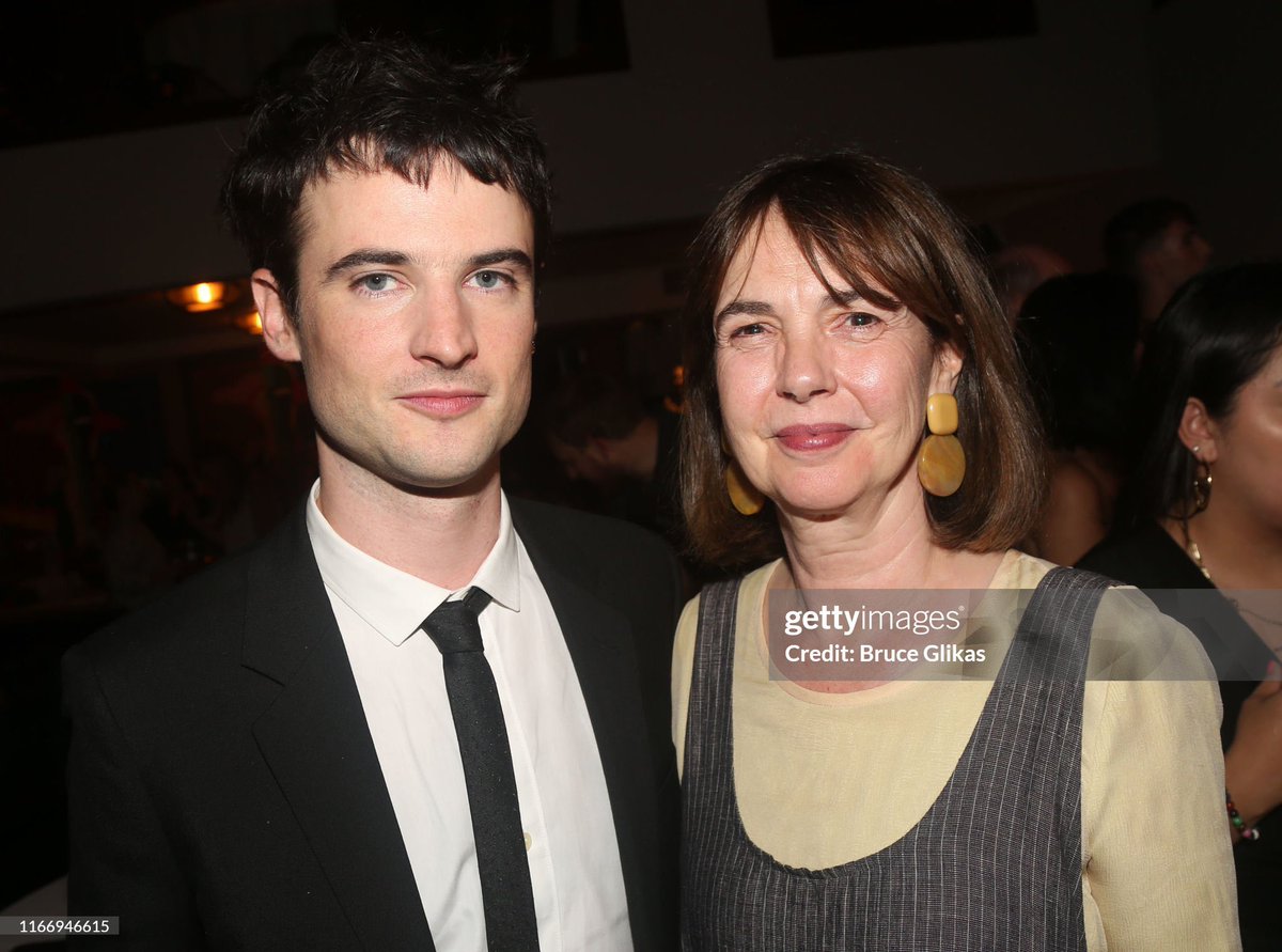 Tom Sturridge UK (@tomsturridgeuk) on Twitter photo Tom Sturridge’s mother, actress Phoebe Nicholls, plays Taramis The Dreaming’s head chef in The Sandman Season 2 ❤️
via <a href="/SandmanNews/">Sandman News</a> Tom Sturridge’s mother, actress Phoebe Nicholls, plays Taramis The Dreaming’s head chef in The Sandman Season 2 ❤️
via <a href="/SandmanNews/">Sandman News</a>