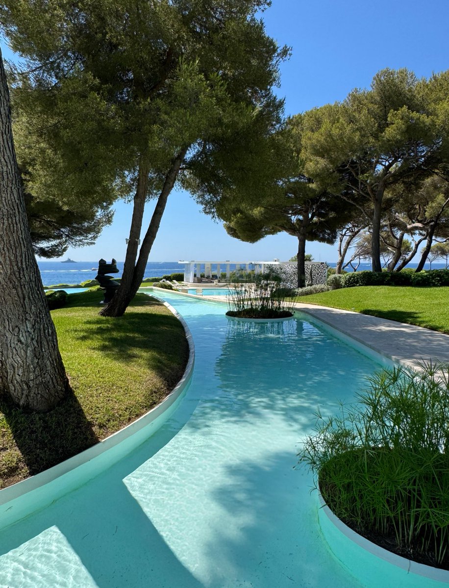 La villa Brasilia à #SaintJeanCapFerrat, édifiée par #OscarNiemeyer est assurément une des plus belles de cette péninsule idyllique…