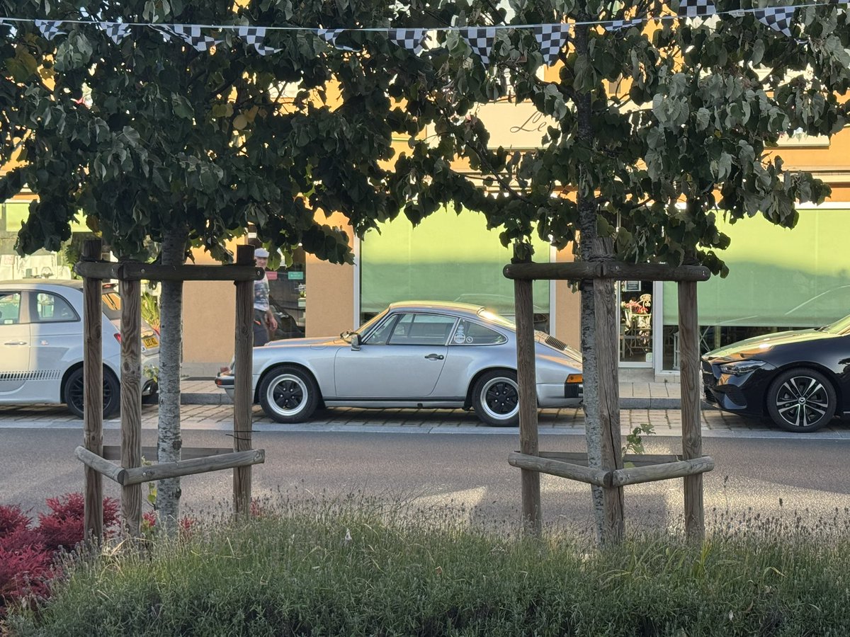 Xenze's tweet photo. @Porsche Le Mans Classic this weekend. Random picture in Arnage. #lemansclassic https://t.co/QMAajNgfQu