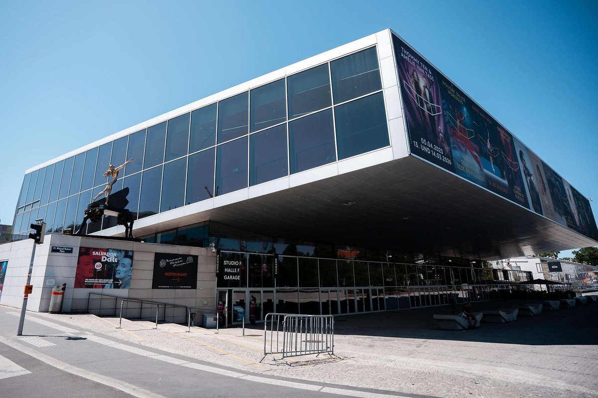 lachaine12pts's tweet image. La ville de Vienne a officiellement déposé sa candidature pour accueillir l’#Eurovision 2026, avec le slogan « Europe, shall we dance? » (Europe, allons-nous danser ?).

Forte de son expérience lors des éditions de 1967 et 2015, la capitale autrichienne met en avant son…