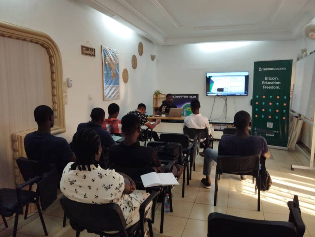 Togo_Bitcoin's tweet image. Hey!!!
vous l'avez sûrement raté
Le 21 juin dernier, nous avons tenu la 2e session de formation avec Trezor Academy : “Comment utiliser Bitcoin”
Merci à tous les participants pour leur énergie et leur soif d’apprendre
📅 Rendez-vous le 12 juillet pour la dernière session !
#BTC