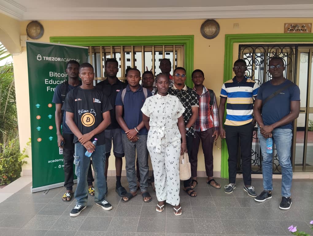 Togo_Bitcoin's tweet image. Hey!!!
vous l'avez sûrement raté
Le 21 juin dernier, nous avons tenu la 2e session de formation avec Trezor Academy : “Comment utiliser Bitcoin”
Merci à tous les participants pour leur énergie et leur soif d’apprendre
📅 Rendez-vous le 12 juillet pour la dernière session !
#BTC