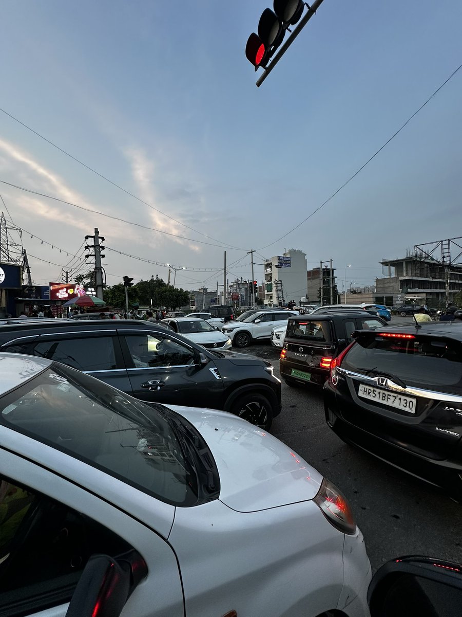 avenger9147's tweet photo. @FBDPolice @DC_Faridabad @police_haryana adore chowk, greater Faridabad, people are daily parking cars to create mess at wine shop. Is this how law and order is maintained? https://t.co/SIqr4Sjt7I