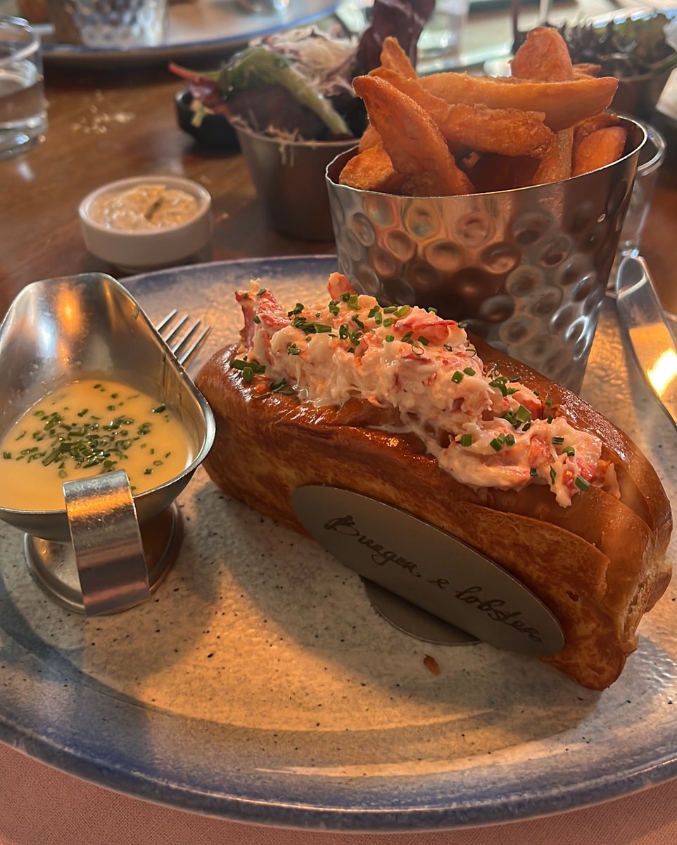 bilgecontent's tweet photo. Oxford street ziyaretim sonrası brioche’un eşsizliği, mükemmel kıvamdaki tatlı patatesleri (ilk defa bir restoranda mutfağa tatlı patates için teşekkür ettim, şahaneydi) ıstakoz mac&amp;cheese peynirinin hafifliği ve espresso dondurmalı brownieleri mısırına kadar başarılıydı. https://t.co/ssvWpOVUuA