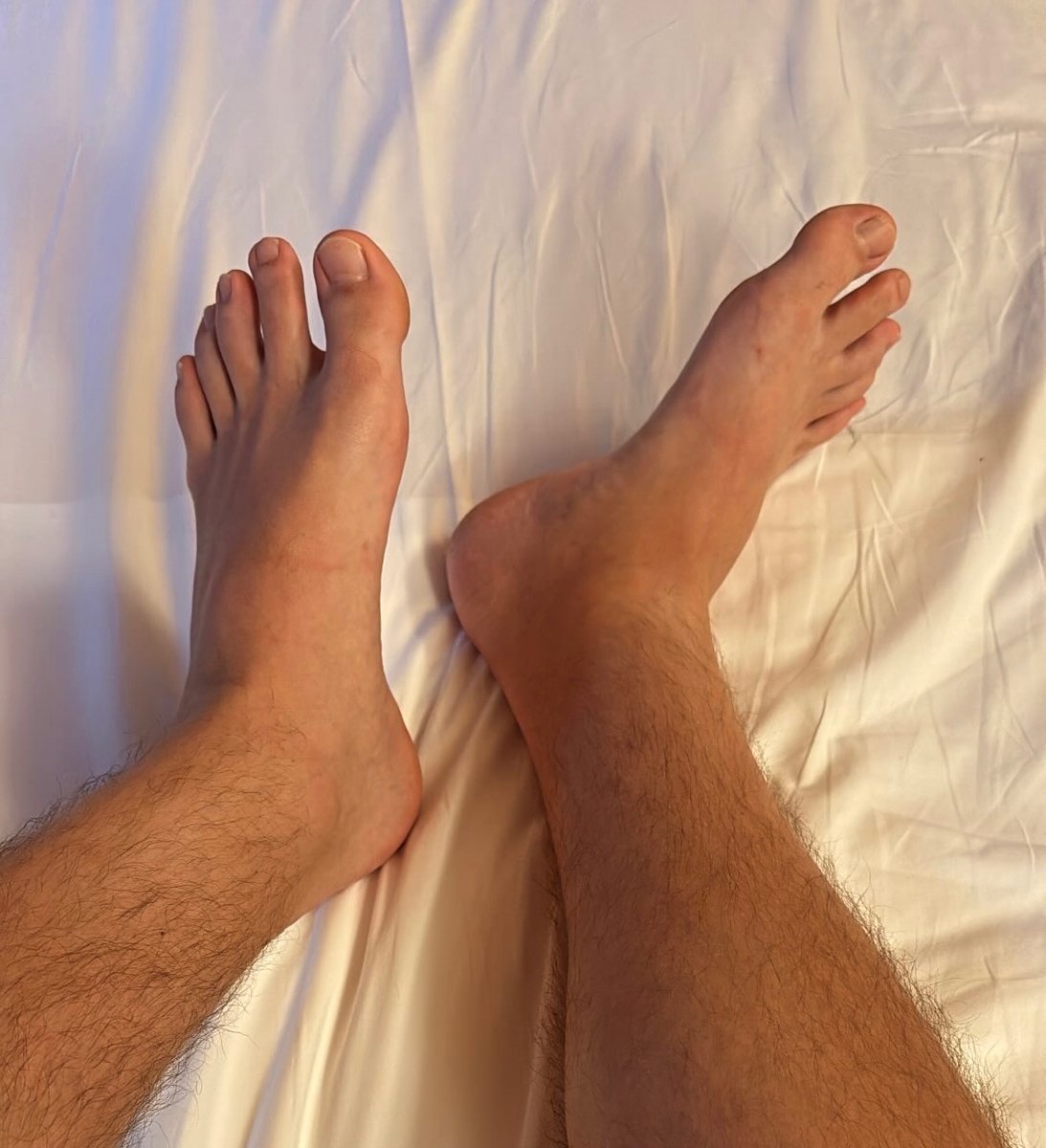 These massive feet require your attention👇🏼👅