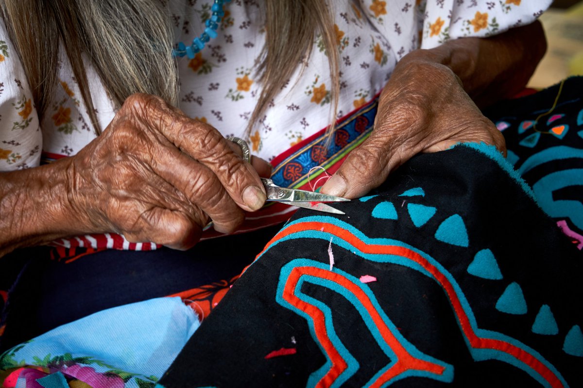 agendapropiaap's tweet image. 🧶| Nan dummad (abuela) Miguelina Álvarez, del pueblo indígena Gunadule 🇨🇴, teje molas para proteger la memoria ancestral de su comunidad, mientras el monocultivo del plátano amenaza la fertilidad de la tierra.🌱
📱Lea este relato:
bit.ly/AbuelaMiguelin…