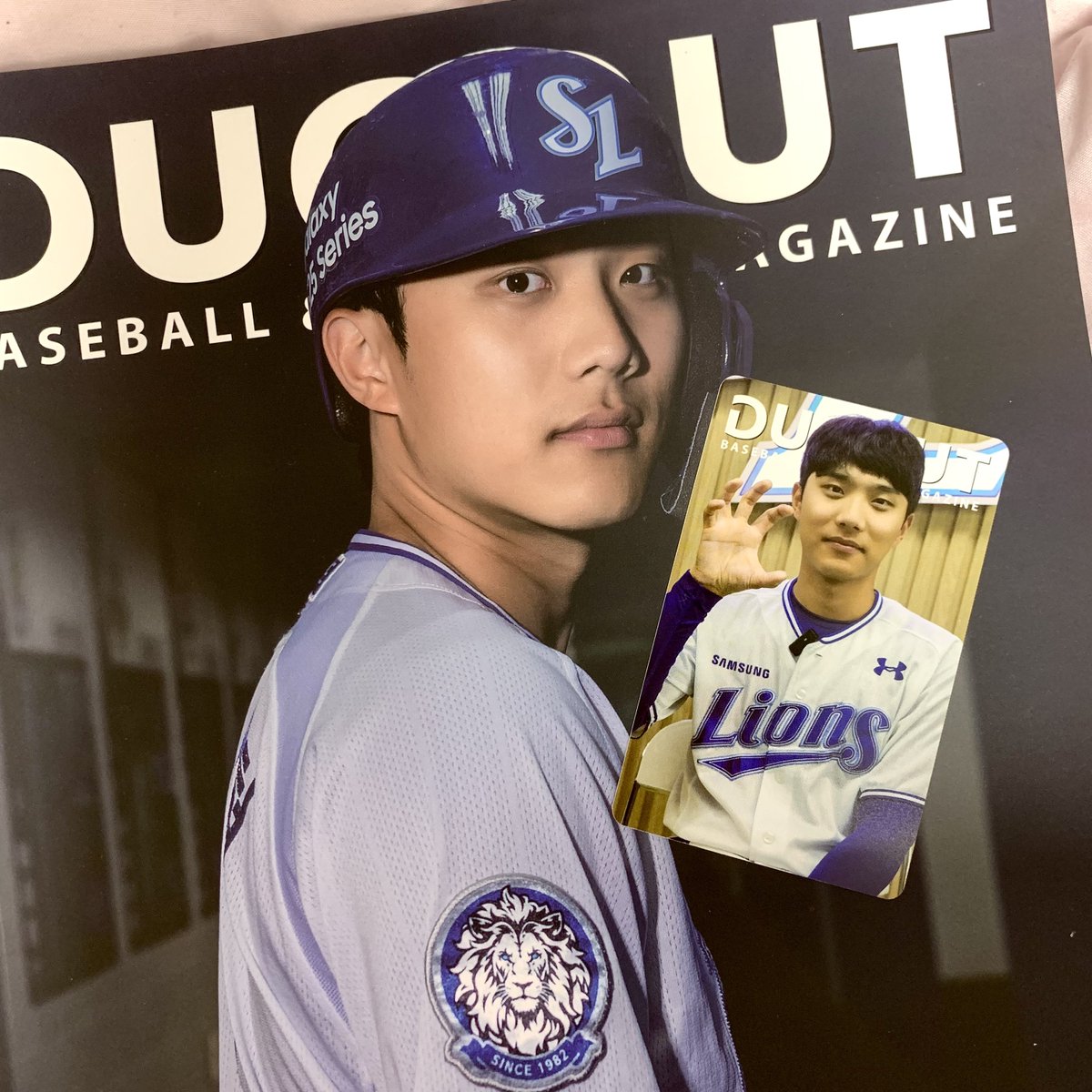 너무 행복한 날이에요…｡ﾟ(ﾟ´ω`ﾟ)ﾟ｡
원래 시즌 10홈런 때 할까 했는데

제가 너무나도 좋아하는 선수의
통산 세 번째이자 시즌 두 번째 역전 만루홈런 기념으로
알티 추첨 한 분께 더그아웃매거진 169호 특별표지 잡지와 스페셜포카를 드립니다…💙

추첨은 일요일 경기 종료 후!