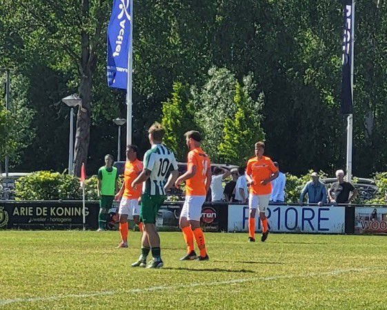 Juster hat de  ried fan <a href="/gemeenteDFM/">gemeente De Fryske Marren</a> unanym besletten dat SV Donia fierder kin mei in nij sportpark foar <a href="/vvRenado/">VV RENADO</a> , <a href="/vvidskenhuizen/">VVI</a> en de jongerein fan <a href="/VVLangweer/">VVLangweer</a> . In boppeslach foar alle frijwilligers dy’t harren hjir al sa lang foar ynsette.