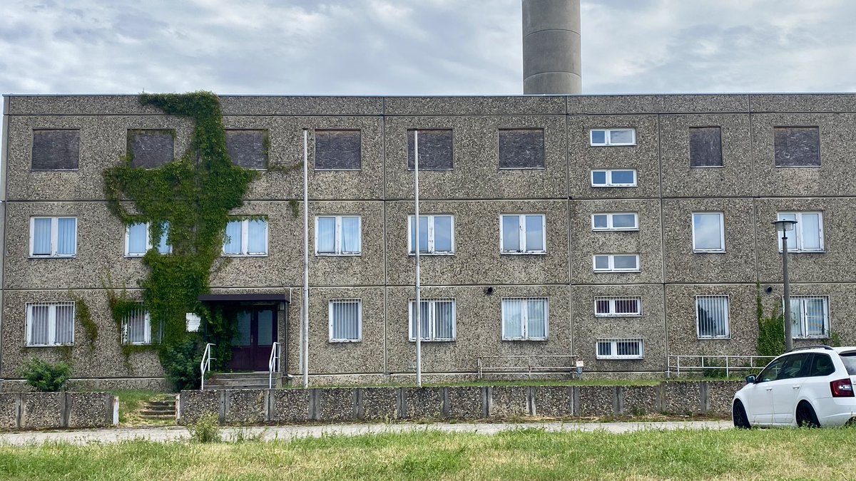 schoene_jens's tweet photo. Spuren der #DDR in #Brandenburg

Die #Stasi hatte viel vor im Kreis #Templin (Bezirk #Neubrandenburg): Im Mai 1989 bezog sie eine neue Dienststelle. Zeitgleich entstand, versteckt im Wald, ein modernes Ferienheim für ihre DDR-weiten Mitarbeiter.

Und dann kam alles ganz anders. https://t.co/m5T1CgKuWV