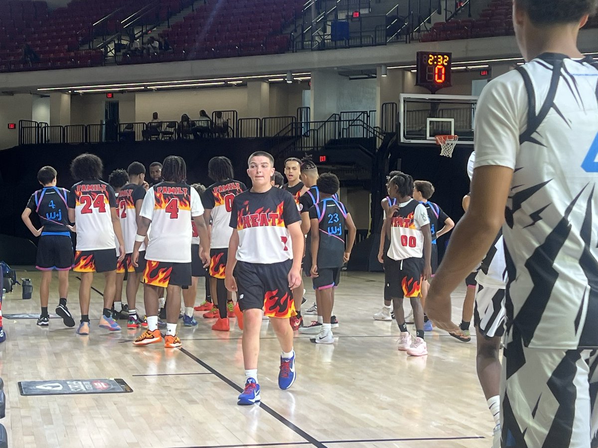 MomBoogs's tweet photo. 8:00am first game for @NewHavenHeatFam in Orlando FL and we handled it !! #bussinesstrip #therealAAU https://t.co/4zYJ9MsWJS