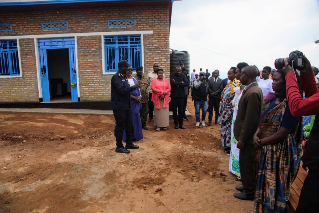 CG Felix Namuhoranye yashyikirije abatuye Ikirwa cya Birwa kiri mu Kiyaga cya Burera ubwato izo nzego zabaguriye mu rwego rwo kurushaho kubungabunga umutekano wabo no kuborohereza ingendo mu mazi; amurikira kandi imiryango 6 inzu izo nzego zayubakiye mu Murenge wa Rusarabuye.