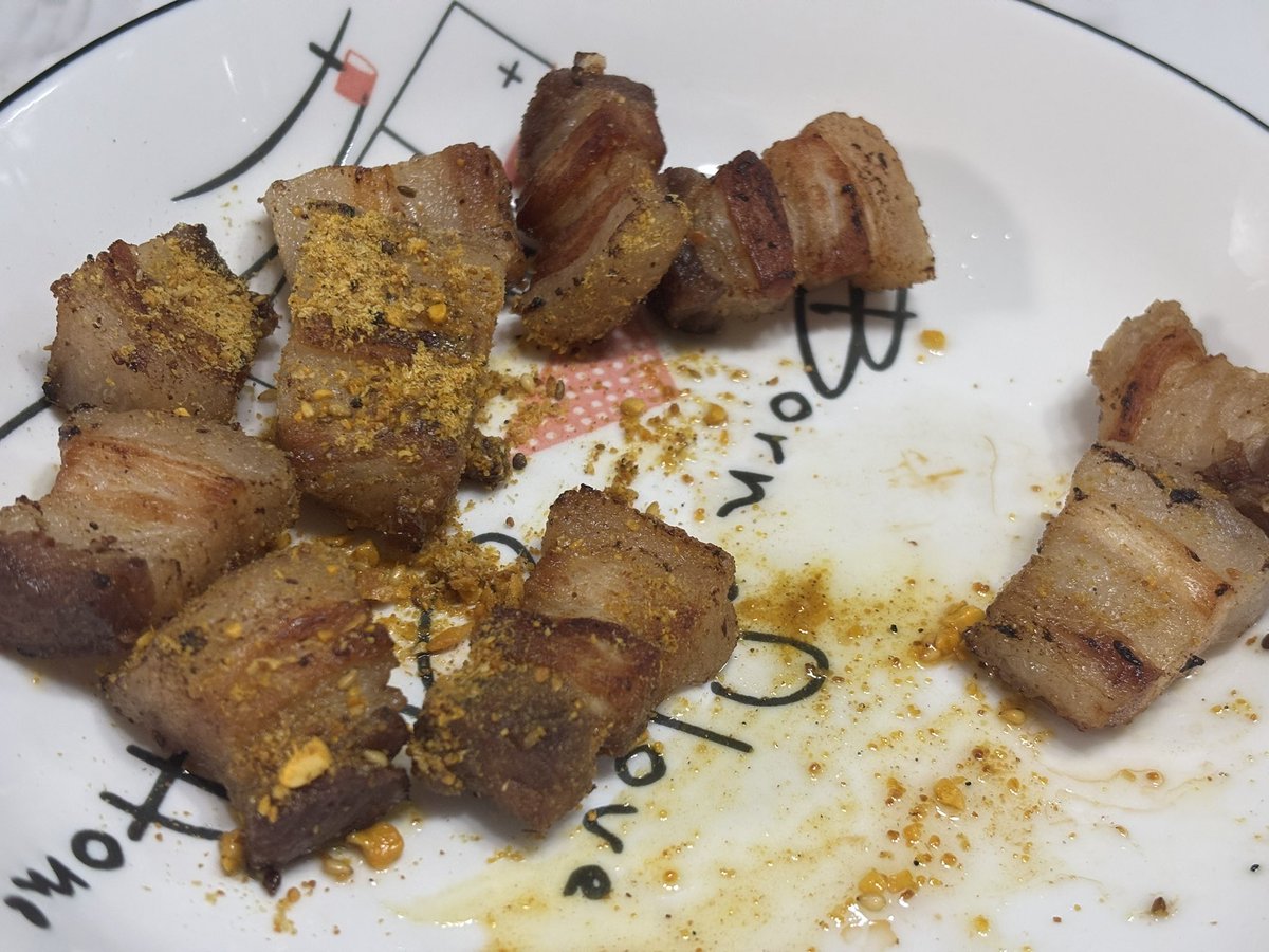 晚上这盘五花肉，，挺好吃的😋
一咬滋儿一下嘴里泚油