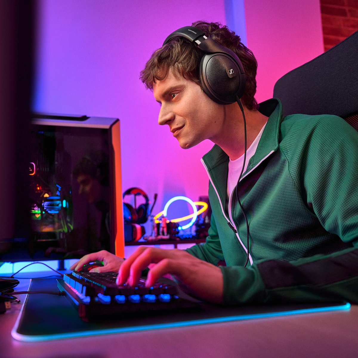 Sennheiser's tweet photo. Whether you're diving into your favorite game or winding down with a chill session, our headphones bring out every detail with lasting comfort and seamless, uninterrupted audio๐ฎ
Hear more, play better: https://t.co/Kp0mXDADYJ
#HD800S #HD620S #HD505 #HD660S2 https://t.co/CdUibIyRTJ