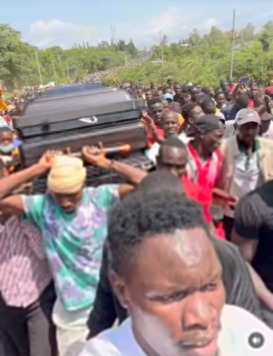Hundreds of youths escort Albert Ojwang’s body to Mawego police station where he was initially booked, after which they set the police station on fire, Video below 👇