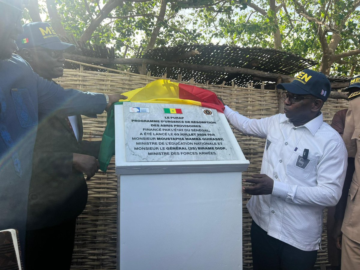 M_M_Guirassy's tweet photo. Aujourd’hui à Sédhiou, nous avons posé la première pierre du Programme d’Urgence de Remplacement des Abris Provisoires (PURAP). Par ce geste fort, nous avons enclenché une dynamique nouvelle : remplacer, partout au Sénégal les abris provisoires encore en usage dans notre système éducatif.
Ce que nous avons lancé aujourd’hui n’est pas seulement un chantier de construction, c’est une décision de justice, un engagement républicain, une réponse concrète à une urgence longtemps tolérée.
Je salue la coopération exemplaire entre le ministère de l’Éducation nationale et les Forces armées, qui incarne l’esprit de service au peuple voulu par le Président de la République, Son Excellence Bassirou Diomaye Diakhar FAYE et du Chef du Gouvernement Ousmane Sonko.

MEN 🤝 MFA