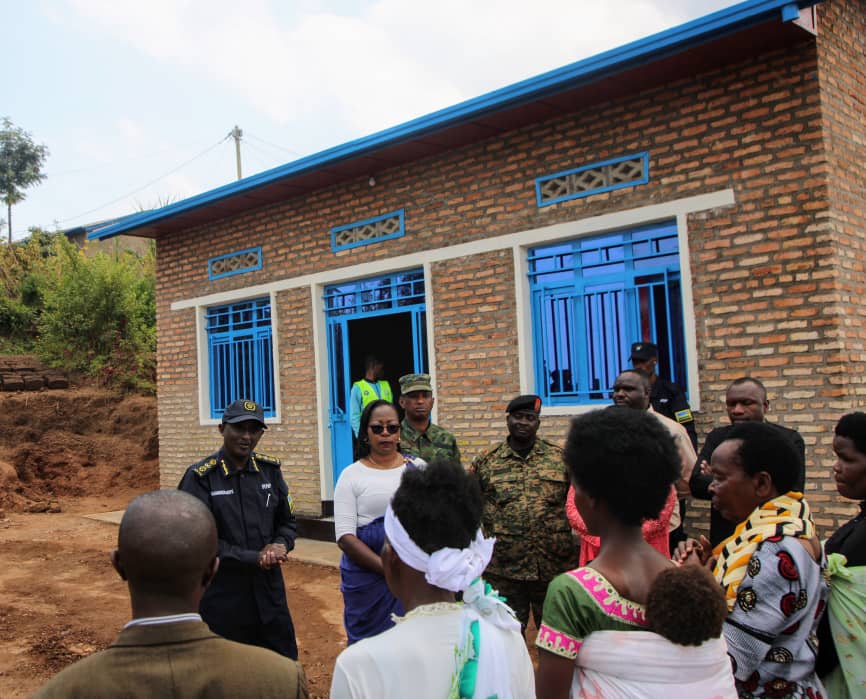 Mu kiganiro CG Felix Namuhoranye yagiranye n’abaturage nyuma yo gutaha ku mugaragaro ibyo bikorwa; yabasabye gufata neza ibikorwa by’iterambere bubakirwa; abibutsa ko umutekano ari inkingi ya mwamba y’iterambere rirambye;abasaba kwirinda no gukumira icyateza umutekano muke cyose.