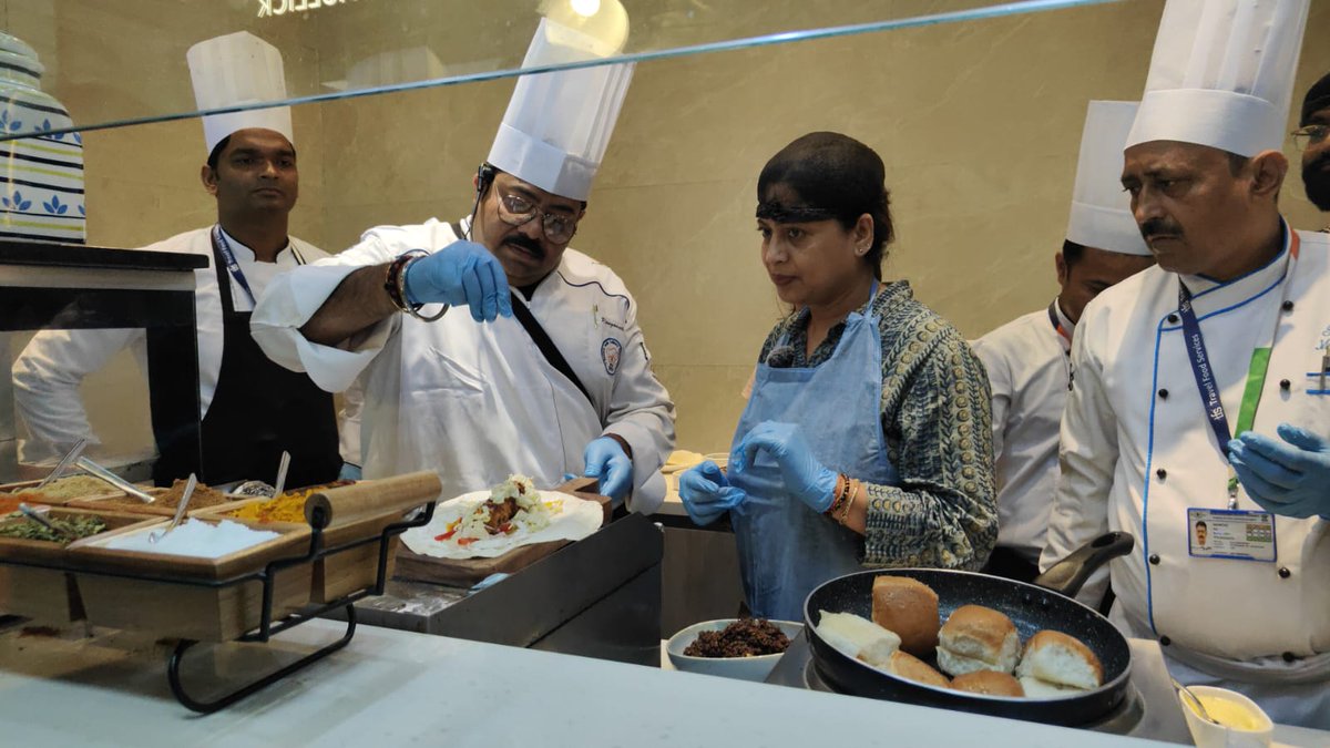 aaikolairport's tweet image. 🍽️ Exclusive Culinary Masterclass at #KolkataAirport!
Join Chef Rango Mukherjee every Thursday at the airport lounge for a flavorful journey like no other! 👨‍🍳✈️
#AAI #PassengerExperience #CulinaryJourney
📖 Read more:
docs.google.com/document/d/1Ns…