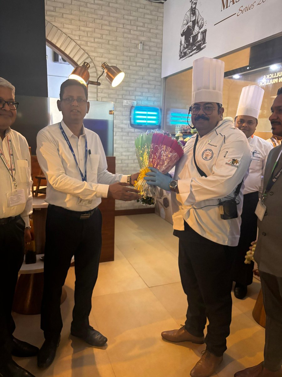 aaikolairport's tweet image. 🍽️ Exclusive Culinary Masterclass at #KolkataAirport!
Join Chef Rango Mukherjee every Thursday at the airport lounge for a flavorful journey like no other! 👨‍🍳✈️
#AAI #PassengerExperience #CulinaryJourney
📖 Read more:
docs.google.com/document/d/1Ns…