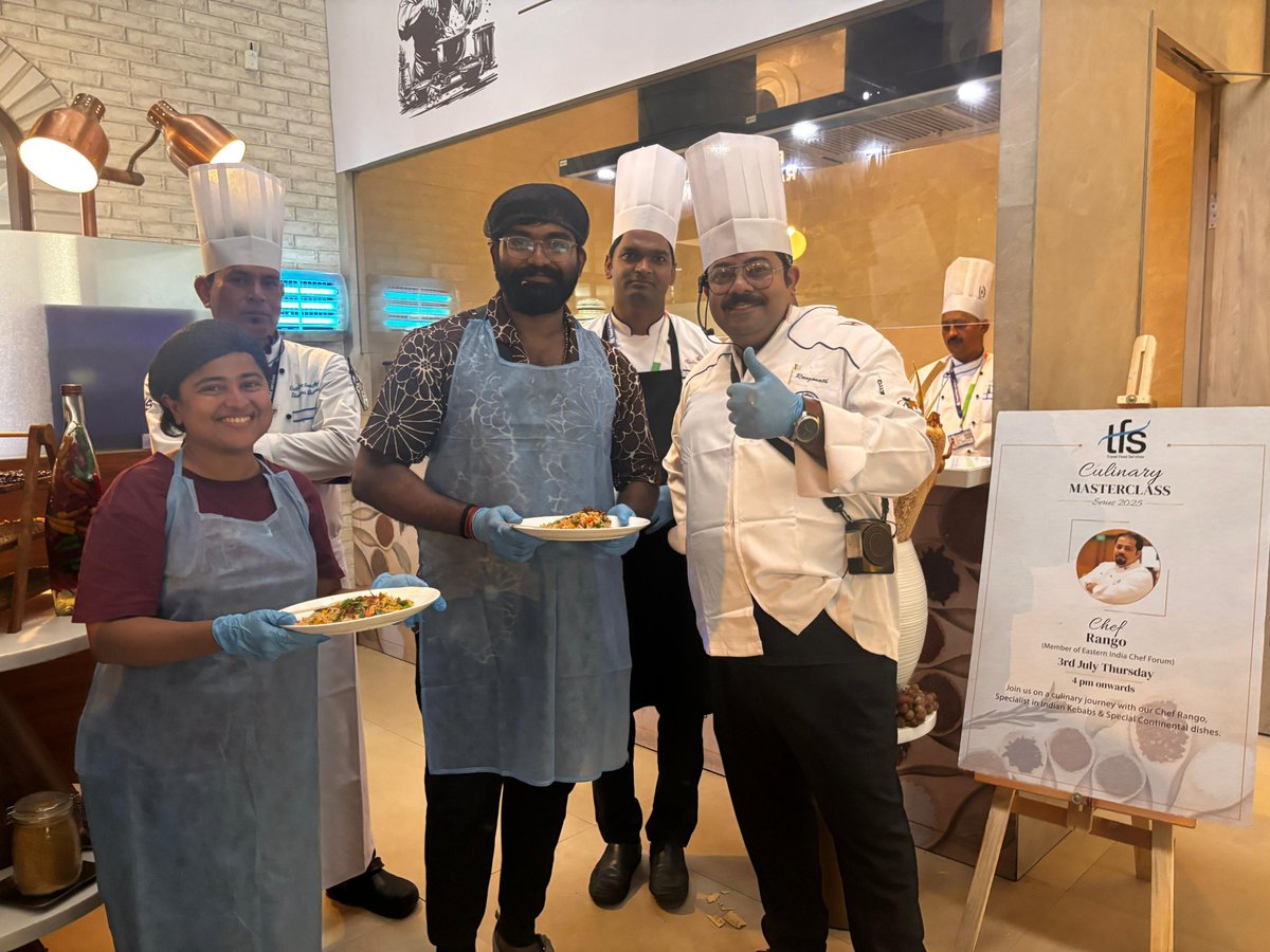 aaikolairport's tweet image. 🍽️ Exclusive Culinary Masterclass at #KolkataAirport!
Join Chef Rango Mukherjee every Thursday at the airport lounge for a flavorful journey like no other! 👨‍🍳✈️
#AAI #PassengerExperience #CulinaryJourney
📖 Read more:
docs.google.com/document/d/1Ns…