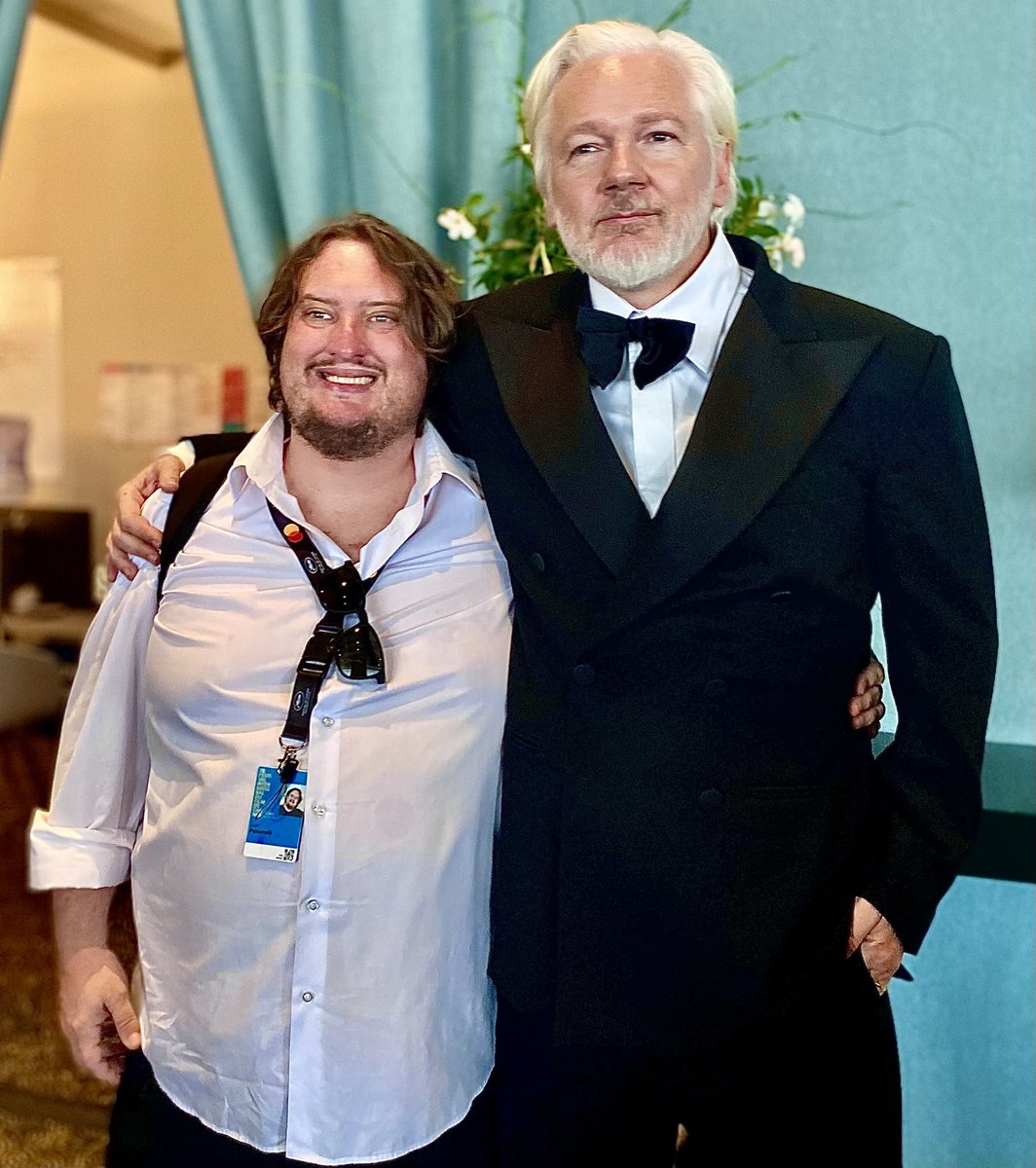 Happy birthday my dear Julian! There are many more to come! 

#Assange #JulianAssange