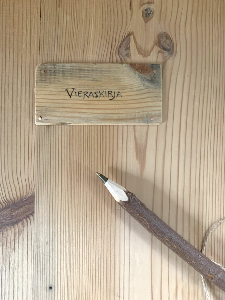 Esaholle's tweet image. Vieraskirja ja kynä
#puutyö #woodwork

holvi.com/shop/artehoo/s…