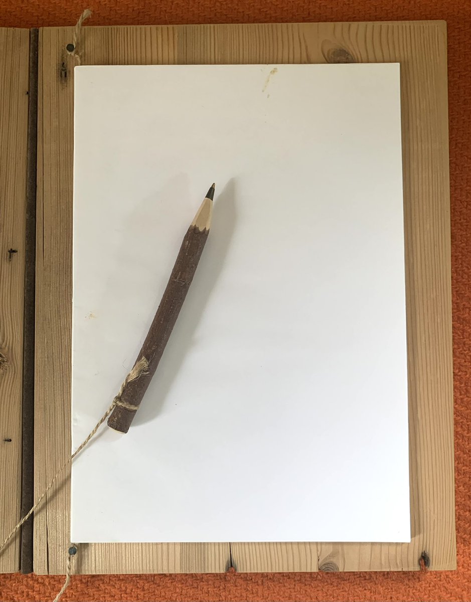 Esaholle's tweet image. Vieraskirja ja kynä
#puutyö #woodwork

holvi.com/shop/artehoo/s…