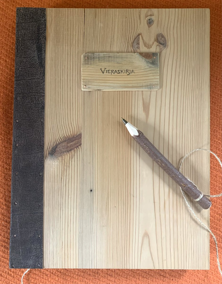 Esaholle's tweet image. Vieraskirja ja kynä
#puutyö #woodwork

holvi.com/shop/artehoo/s…