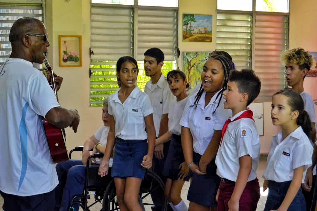 Te mostramos 📸 de la visita en el día de ayer, de la delegación rusa que participa en el I Foro Juvenil Cubano-Ruso, a la Escuela Especial "Solidaridad con Panamá", dónde pudieron disfrutar del cariño y el talento de nuestros pequeños.
#SiempreJoven #UJCdeCuba