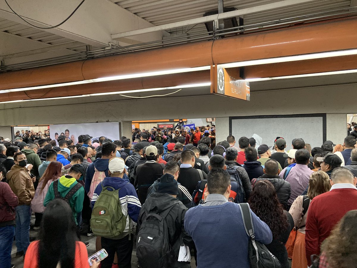 leyoyin's tweet photo. @MetroCDMX  una verdadera burla en el sistema de transporte del Metro !! No hay día que esto sea un caos https://t.co/R6g9KbSQOP
