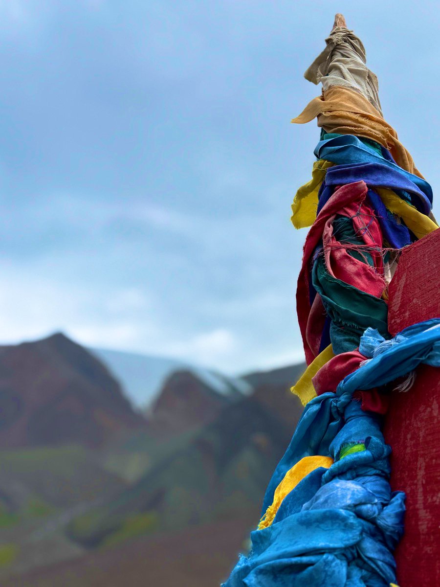 Өнөө орой олон найзууд маань онгодоо хөглөж бгаам бн…,Монгол төрийн тахилгат Сутай хайрхандаа та нарыгаа даатгалаа…🙏❤️🇲🇳😬
Ядаж л өглөө шарткү бхын төлөө тогтооё…🙏🇲🇳😁
Уул хүртэл үүлэндээ өлгийдүүлж жаргаж бн шүү дээ…🙏🤓