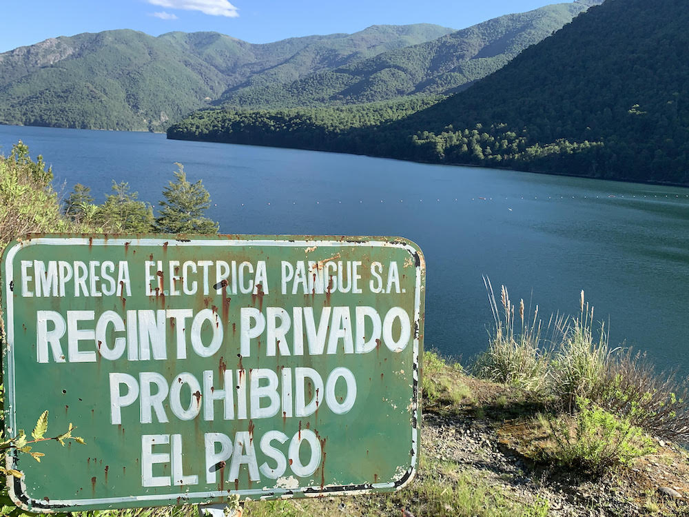 agendapropiaap's tweet image. 💦| El cuidado del agua es parte del saber ancestral y el desarrollo de la vida Mapuche en el Alto Bío Bío, en #Chile 🇨🇱. Jóvenes buscan frenar proyectos de un bosque nativo invadido por monocultivos forestales. 🌳
📱Revive la historia:
bit.ly/DefensaRío-Bío…