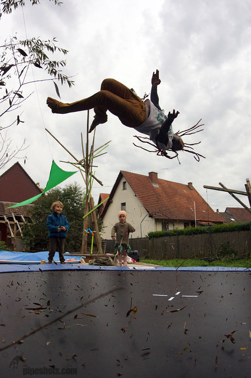 lily_lu_filmz's tweet image. 🎉 It's not just a physical activity; it's a joyful escape that brings smiles and laughter. Who else loves to jump? Share your favorite jumping moments below! ⬇️💬 

#JumpForJoy #FunTimes #ActiveLifestyle