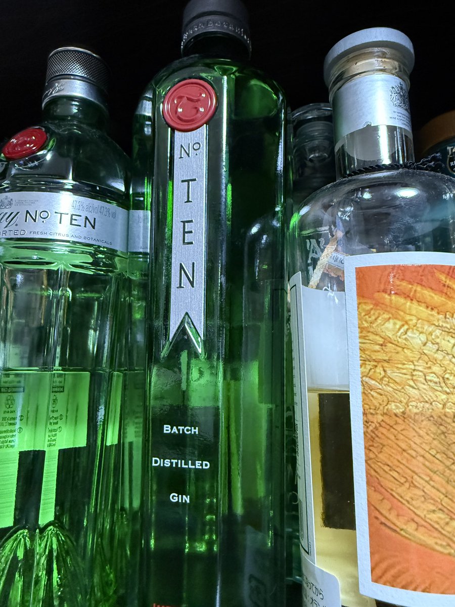 タンカレーNo.10の旧ボトルというか、前々ボトル。 基本的なクオリティ