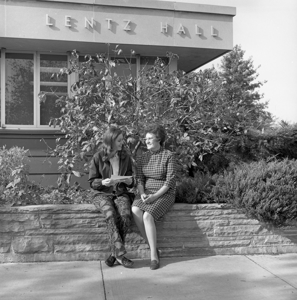 #tbt to Lentz Hall in 1969! Which was your preferred dining hall- Lentz or  Trueblood? #SIUAlumni #SIU #SalukiForLife #ThrowbackThursday

📷 courtesy of Morris Library