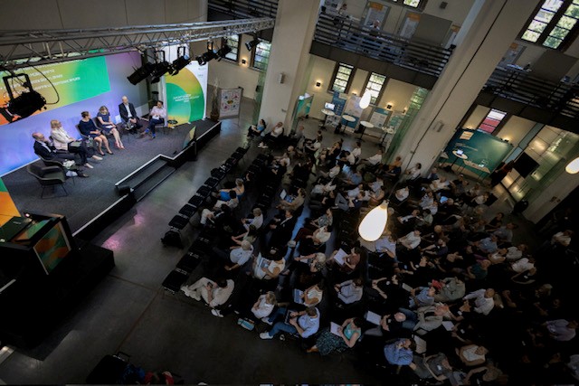 Fraunhofer's tweet image. 🗨️»#Kreislaufwirtschaft für Kunststoffe ist mehr als #Recycling: Es geht darum, Ressourcen in Deutschland zu erhalten und Souveränität zu schaffen.« ♻️ Andrea Büttner, Fraunhofer IVV beim Zukunftsforum Kunststoffkreislauf. #circulareconomy