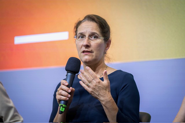 Fraunhofer's tweet image. 🗨️»#Kreislaufwirtschaft für Kunststoffe ist mehr als #Recycling: Es geht darum, Ressourcen in Deutschland zu erhalten und Souveränität zu schaffen.« ♻️ Andrea Büttner, Fraunhofer IVV beim Zukunftsforum Kunststoffkreislauf. #circulareconomy