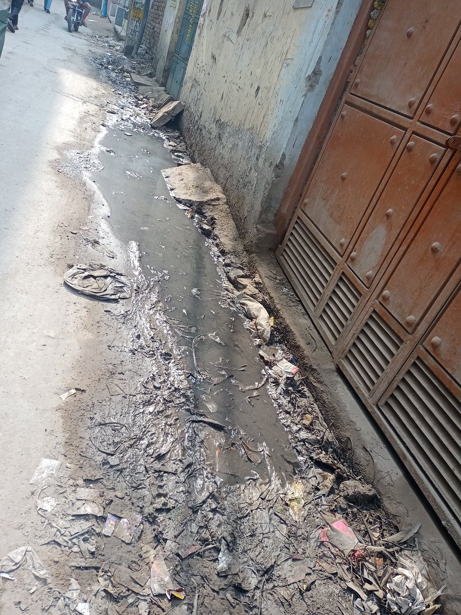 7428Chand's tweet photo. @DelhiJalBoard @gupta_rekha @LtGovDelhi sir ambedkar vihar se Shiv vihar metro station jane wale main raste ka sewer tuta hua h Pani overflow hota h nali bhari padi h jisse road ka halat khasta h jo Ane jane me bahut dikkat ho rhi h please is par action le https://t.co/ellVu8l1bJ