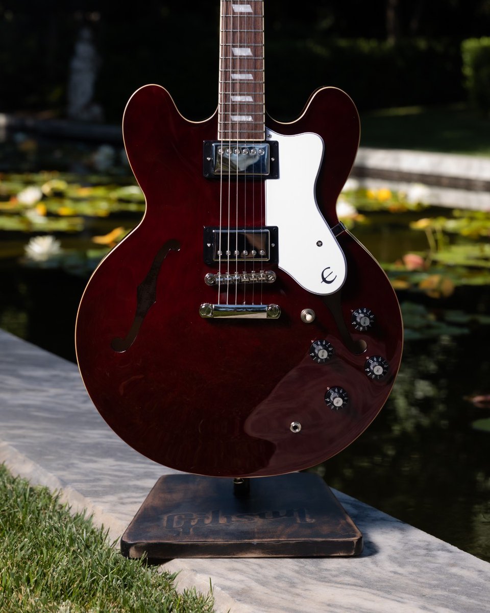 During the early Oasis tours, Noel Gallagher played various Epiphone guitars, but the early 80s Epiphone Rivieras really stood out. 

Some Might Say… you should check the full specs of the Noel Gallagher Riviera here: ow.ly/6Y6l50Wizbg