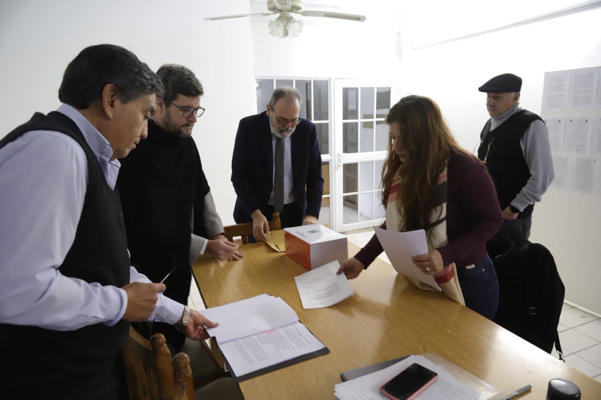 Unidad Celeste y Blanca.
El peronismo rionegrino y los partidos y organizaciones del campo nacional y popular damos un paso de enorme responsabilidad histórica. Hoy, la unidad no es solo una estrategia: es una necesidad frente al ajuste brutal y la entrega de Javier Milei.