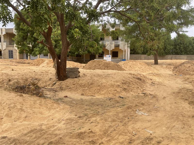 UNICEFChad's tweet image. Pour éviter les inondations dans les écoles et garantir une rentrée des classes sans retard, des travaux de drainage des eaux sont en cours dans 12 écoles à N'Djaména !
Une action conjointe menée avec le Gouvernement🇹🇩, des ONG, avec le financement de @GPforEducation.
@OnuTchad