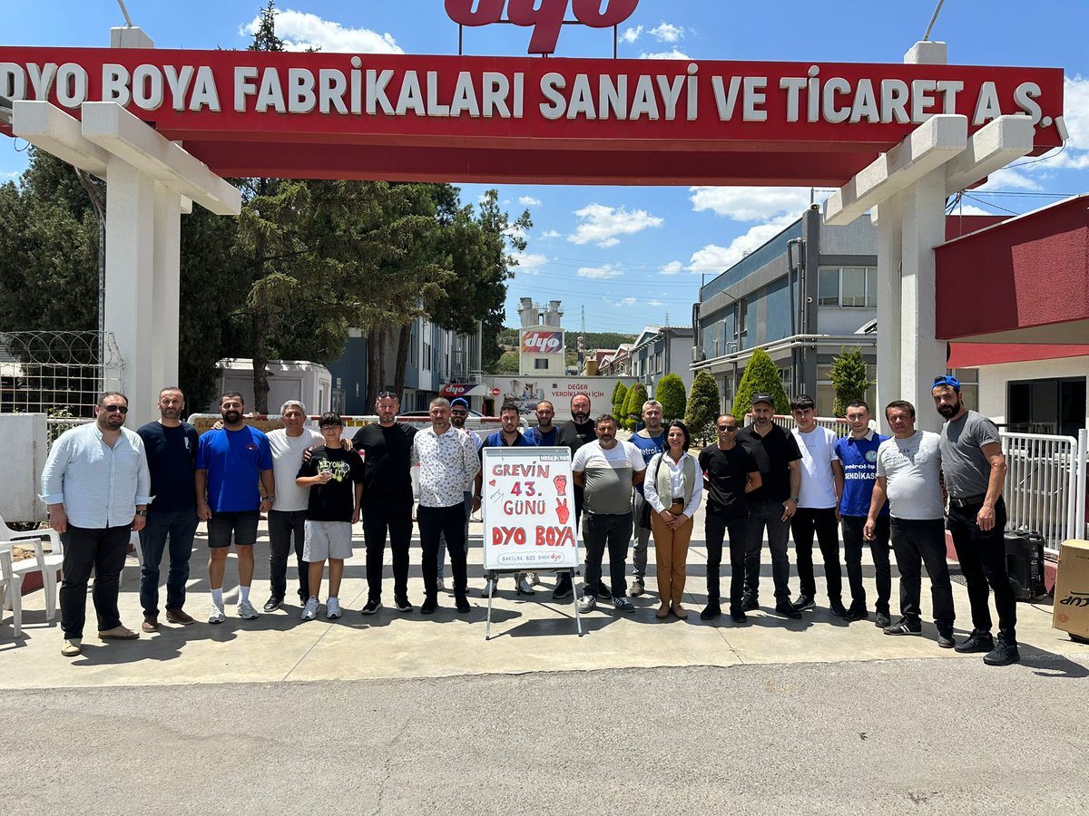 arzuerkan4's tweet photo. 📌 Sefalet zammı dayatmasına karşı greve çıkan #Gübretaş işçileriyle grev pankartını birlikte astık, soluğu 43 gündür ekmeği için direnen #DYOBoya işçilerinin yanında aldık.
📌 İlk günkü kararlılıklarıyla insanca yaşayacak bir ücret için direnen #dyoişçisikazanacak
📌 Grevler dayanışma ile güçlenecek kazanan grevci işçiler olacak!