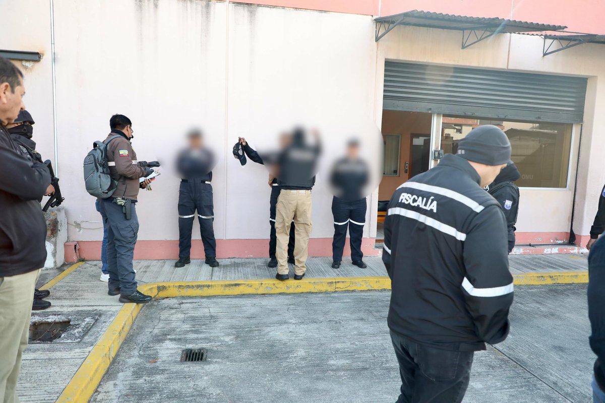 #Urgente Caso Depuración Azul. Policías estarían involucrados en la venta de armas y municiones de dotación policial. 

Fiscalía y Policía, con base en una investigación previa por delincuencia organizada, ejecutan un operativo en Pichincha, Cotopaxi, Guayas, Imbabura.